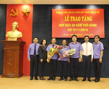 Viện KSND TP Hà Nội tổ chức Lễ trao tặng Huy hiệu 30 năm tuổi Đảng